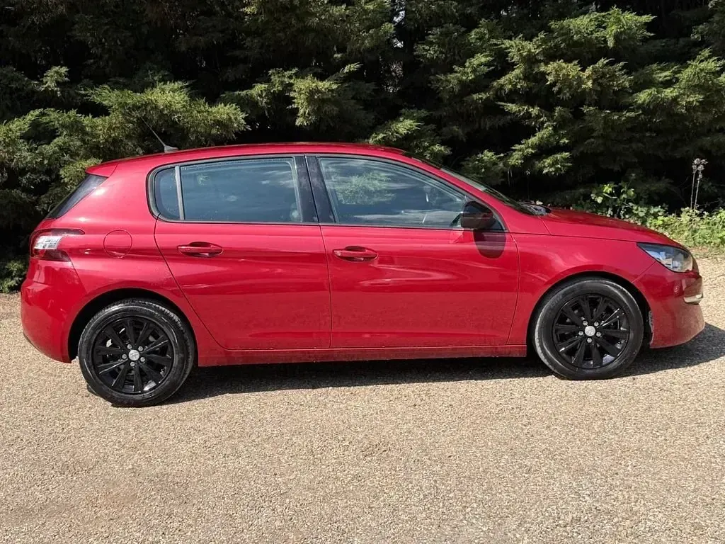 Gebraucht Peugeot 308 Active 110 PS (80 kW) 2015 Rot Kleinwagen
