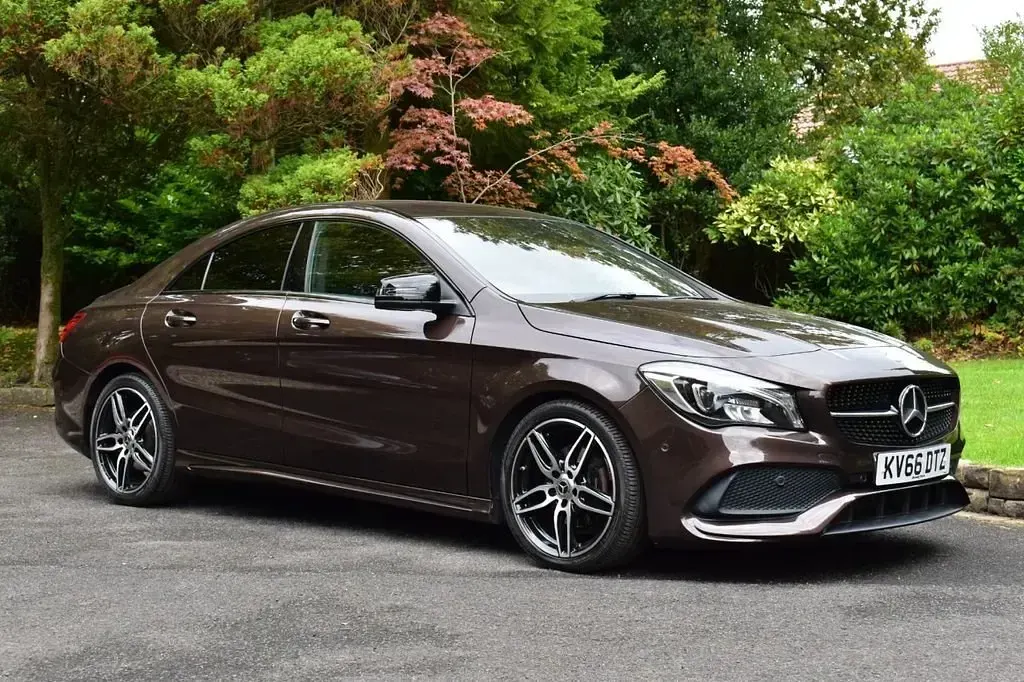 Usado Mercedes CLA180 AMG line 122 HP (89 kW) 2016 Castanho Sedan