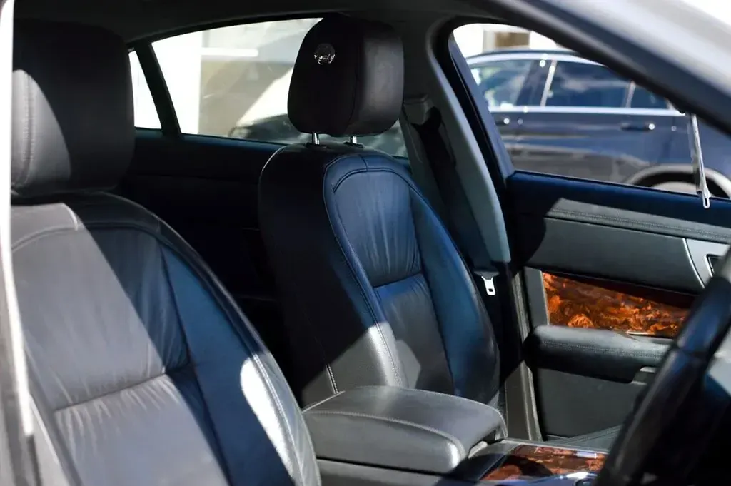 Second-hand Jaguar XF Luxury 238 CP (175 kW) 2010 Alb Berlinǎ