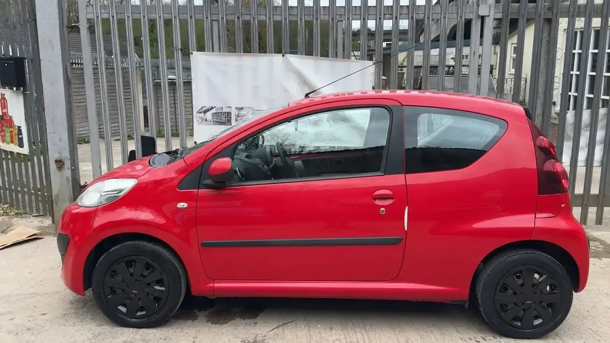 Used Peugeot 107 Active 68 HP (50 kW) 2012 Red Hatchback