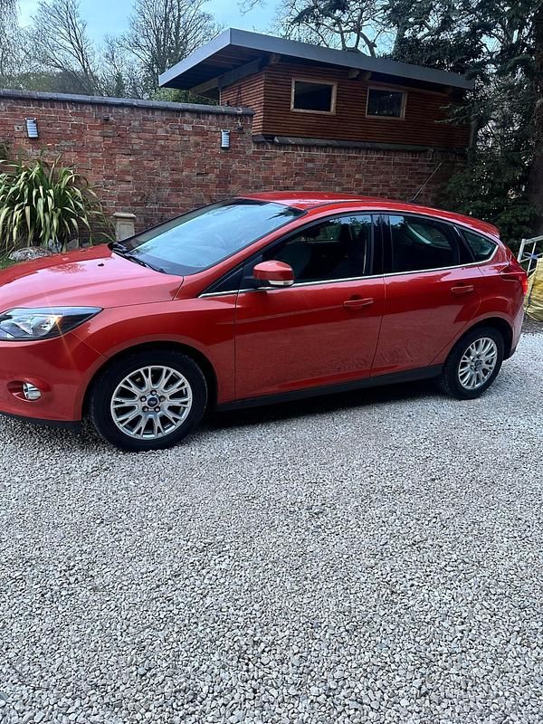 Used Ford Focus Titanium 115 HP (84 kW) 2011 Orange Hatchback