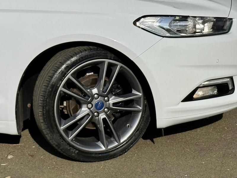 Used Ford Mondeo Titanium 180 HP (132 kW) 2015 White Hatchback
