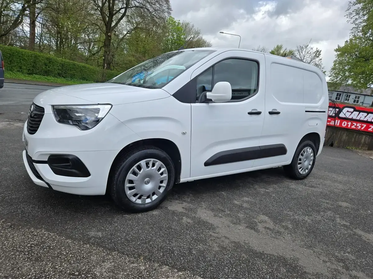 Used Vauxhall Combo Sportive 100 HP (73 kW) 2021 White MPV