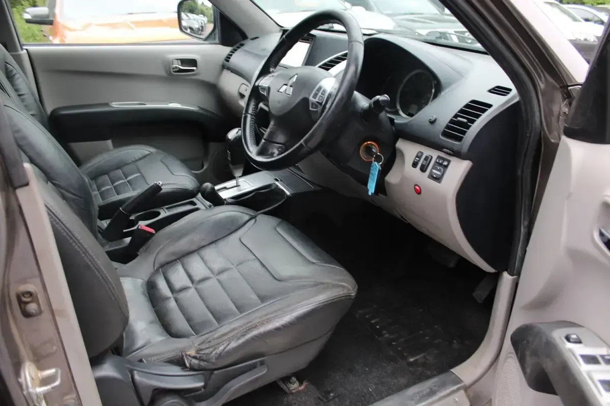 Used Mitsubishi L200 178 HP (130 kW) 2012 Brown Pickup