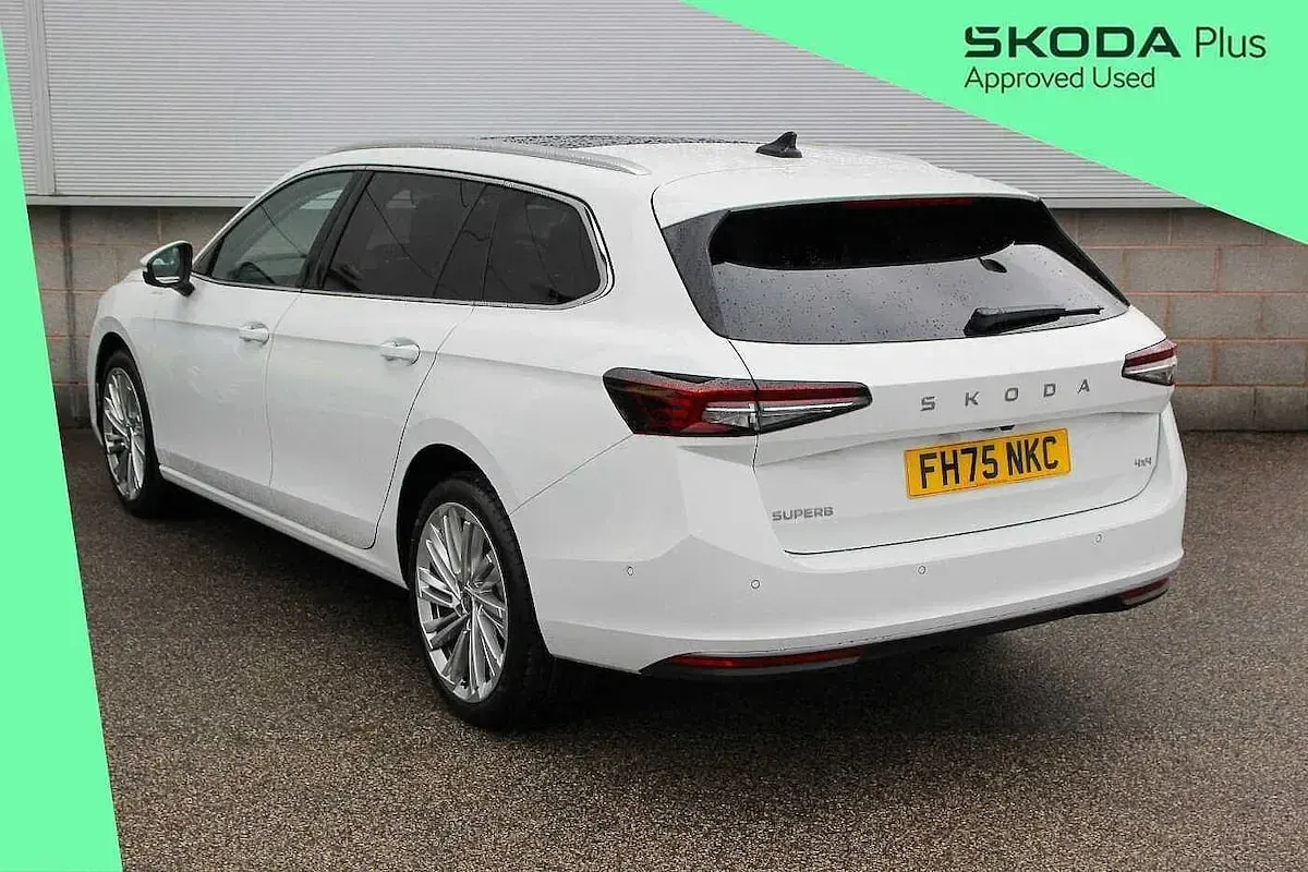 Used Skoda Superb LAURIN & KLEMENT 261 HP (191 kW) 2026 White Estate