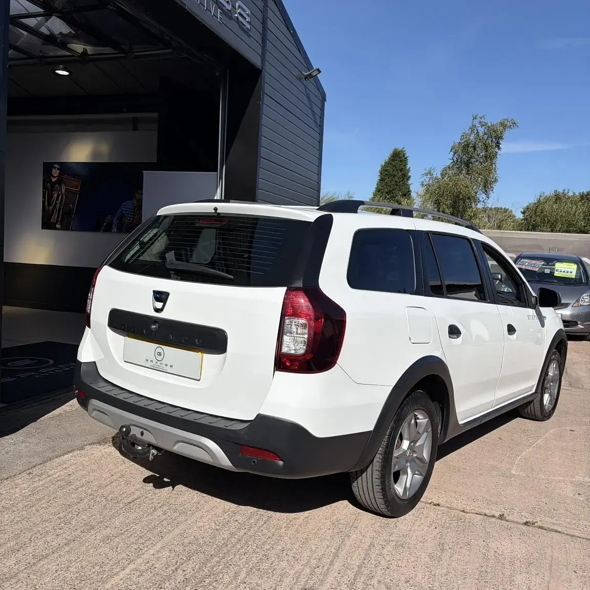 Used Dacia Logan MCV Lauréate 2018 White Estate