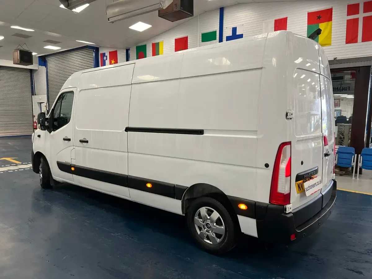 Used Renault Master Business 135 HP (99 kW) 2022 White MPV