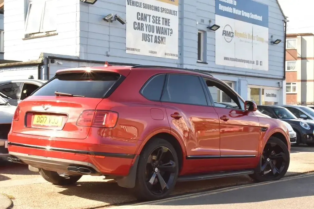 Used Bentley Bentayga Mulliner 430 HP (316 kW) 2017 Red SUV