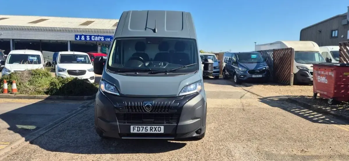 Begagnad Peugeot Boxer 2025 Grå Van