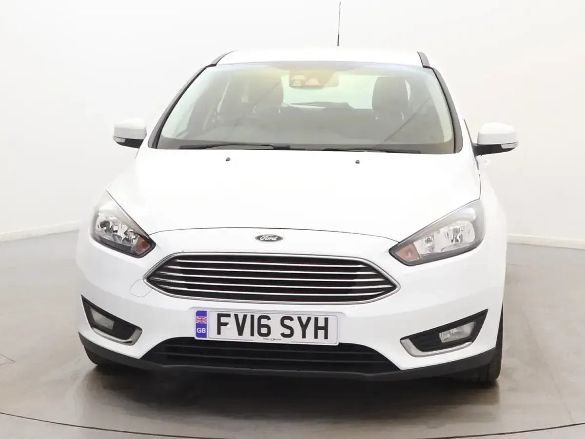 Begagnad Ford Focus Titanium 125 HK (91 kW) 2016 Vit Halvkombi