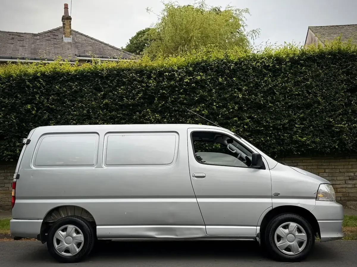 Used Toyota HiAce 95 HP (69 kW) 2007 Silver Van