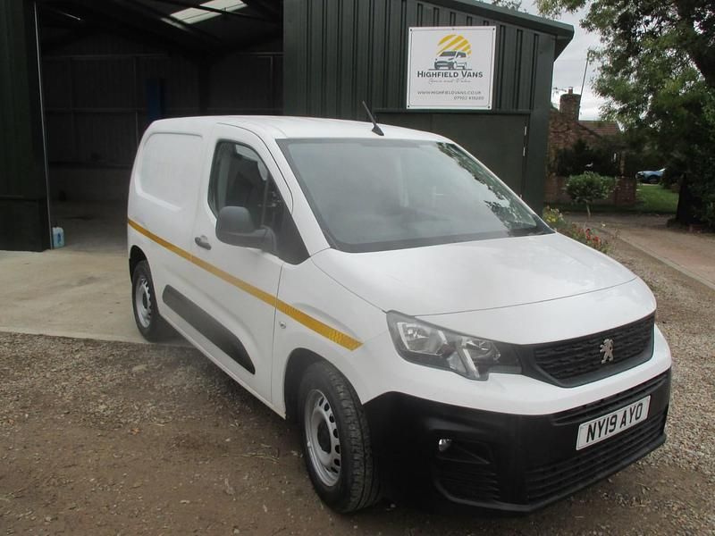 White Used 2019 Peugeot Partner MPV | £7,495 (Fair price) - Image 1/4