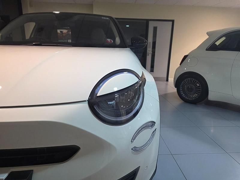New Fiat 600 La Prima 134 HP (98 kW) 2025 White bicolour black roof Hatchback