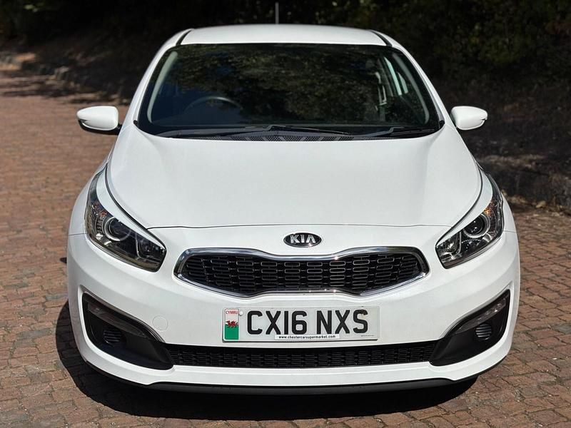Used Kia ProCeed 2016 White Hatchback