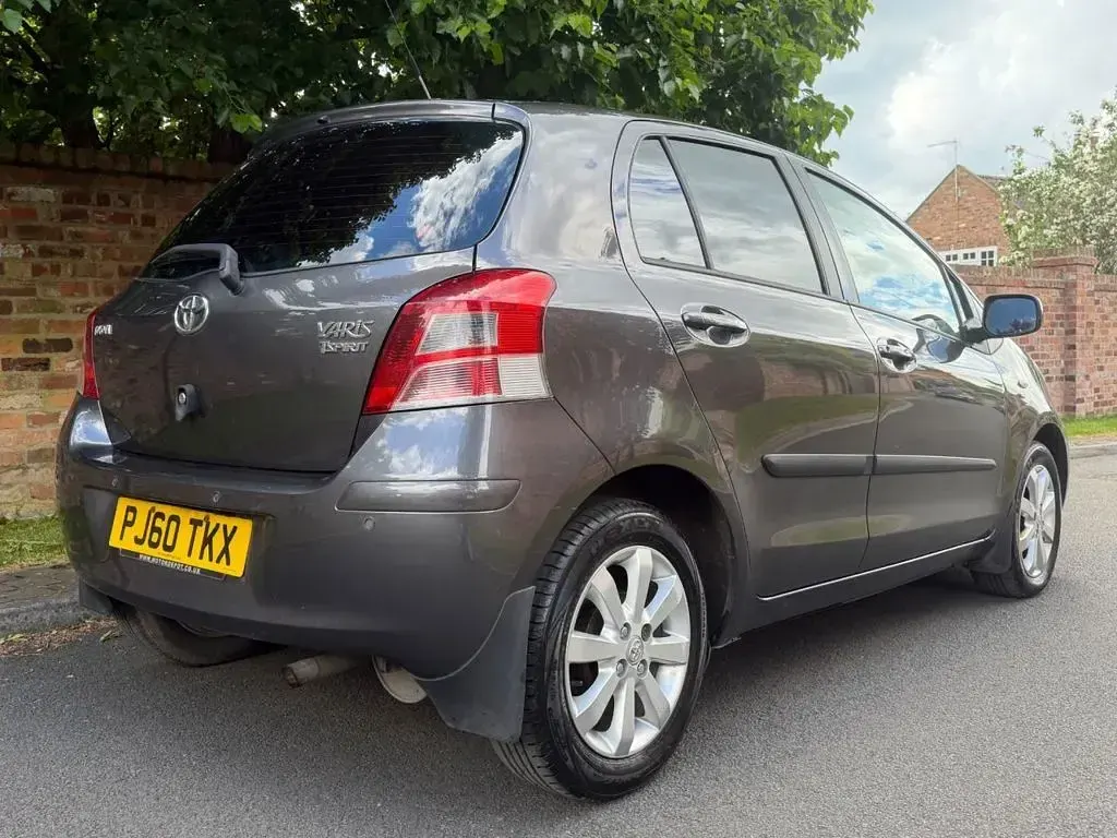 Used Toyota Yaris 101 HP (74 kW) 2011 Grey Hatchback