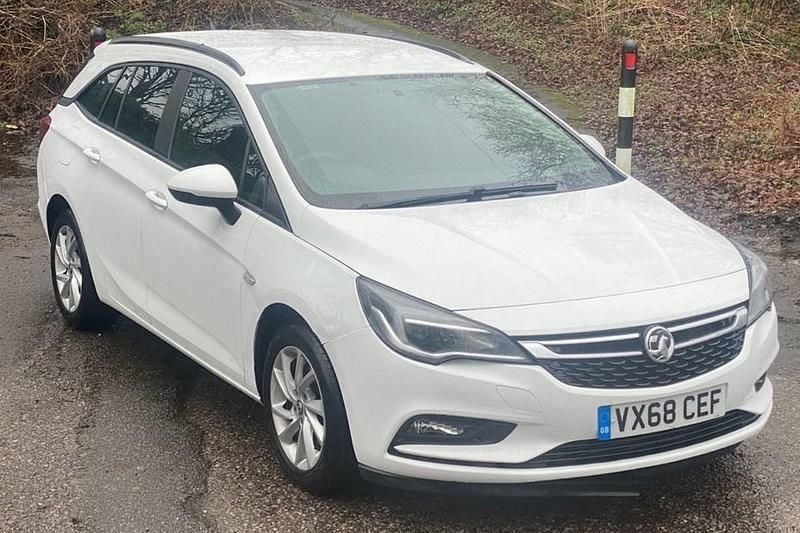 Used Vauxhall Astra Design Edition 136 HP (100 kW) 2018 White Estate
