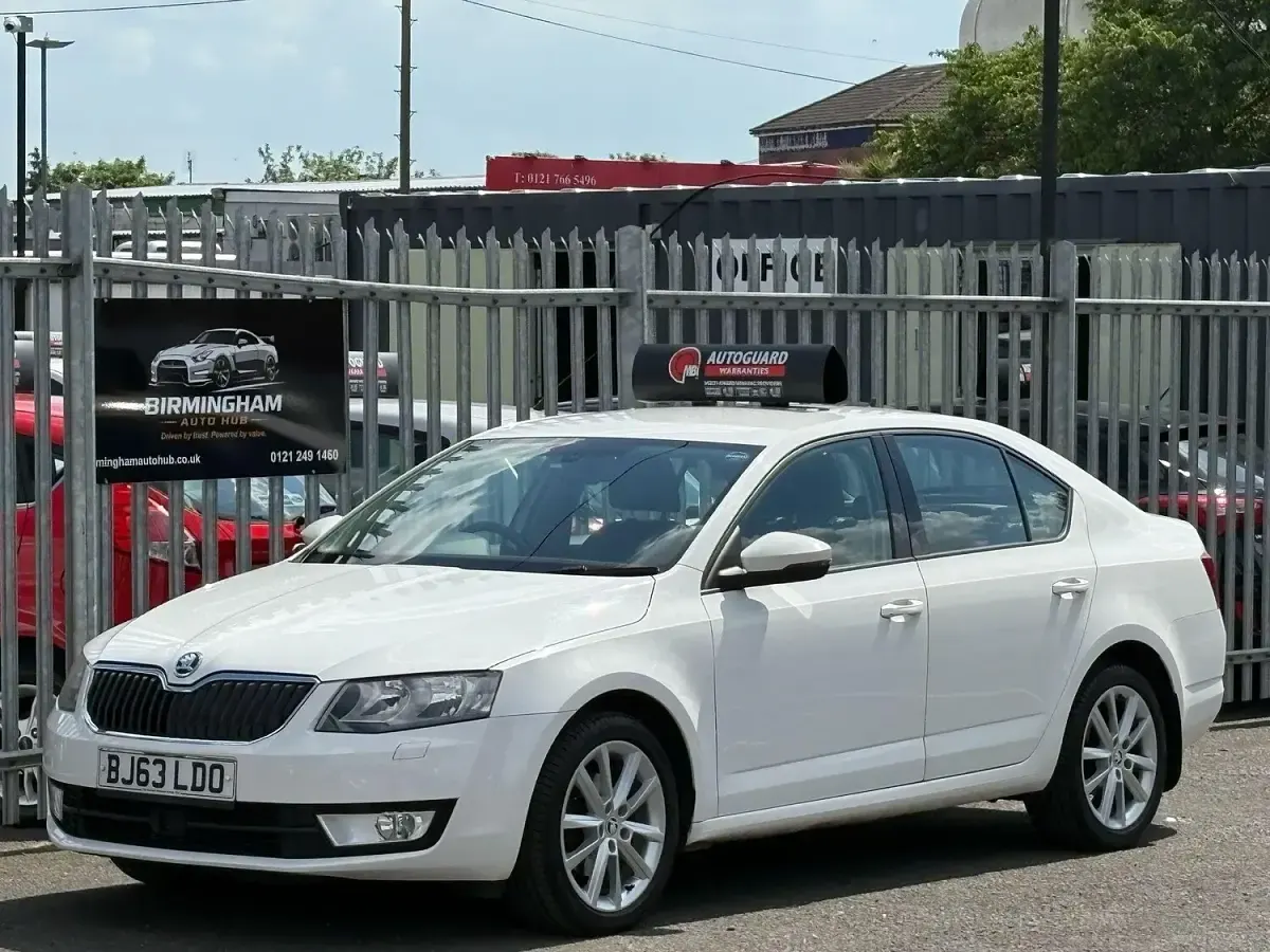 Used Skoda Octavia Elegance 2013 White Hatchback