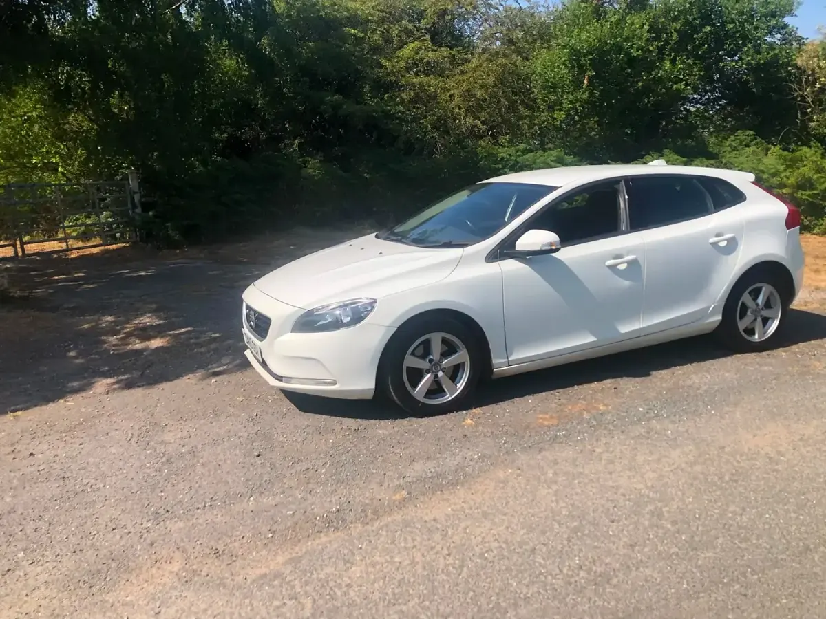 Used Volvo V40 120 HP (88 kW) 2016 White Hatchback