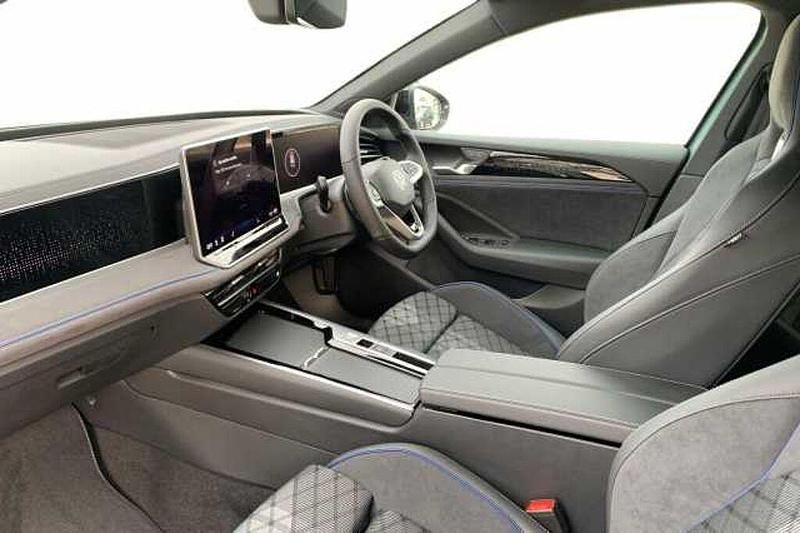 New VW Passat R-line 150 HP (110 kW) 2025 Green Estate