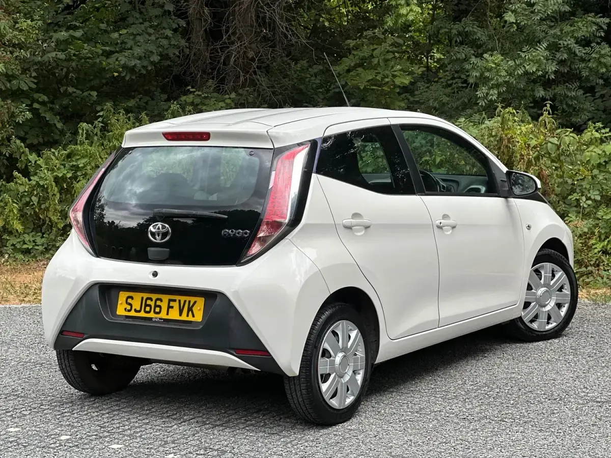 Used Toyota Aygo X-play 69 HP (50 kW) 2016 White Hatchback