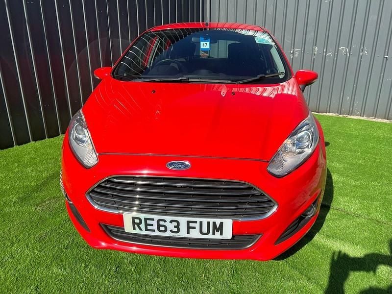 Used Ford Fiesta Zetec 100 HP (73 kW) 2014 Red Hatchback