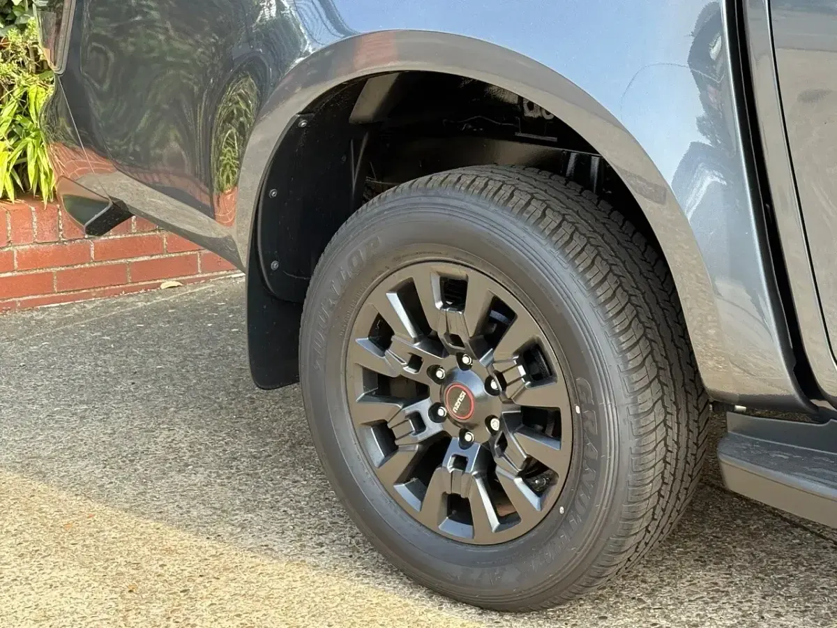 New Isuzu D-Max 163 HP (119 kW) 2026 Grey Pickup