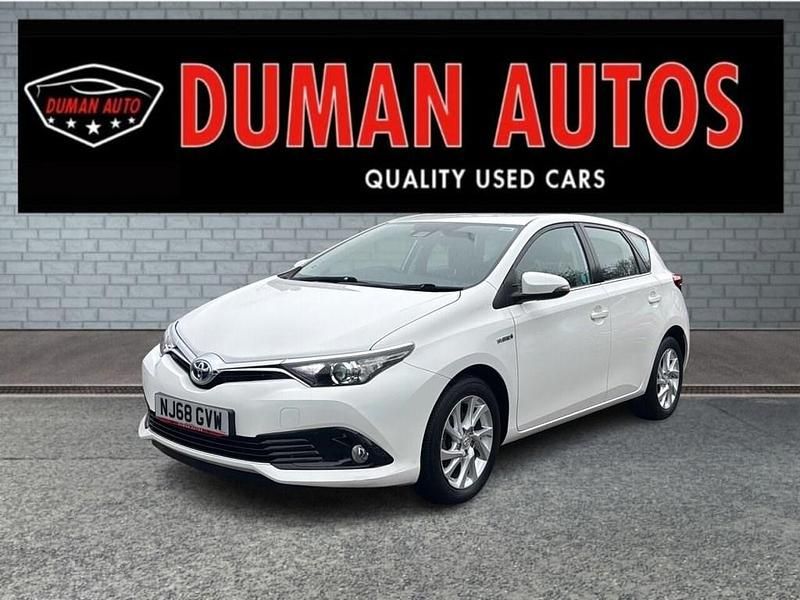 Used Toyota Auris Hybrid 136 HP (100 kW) 2018 White Hatchback