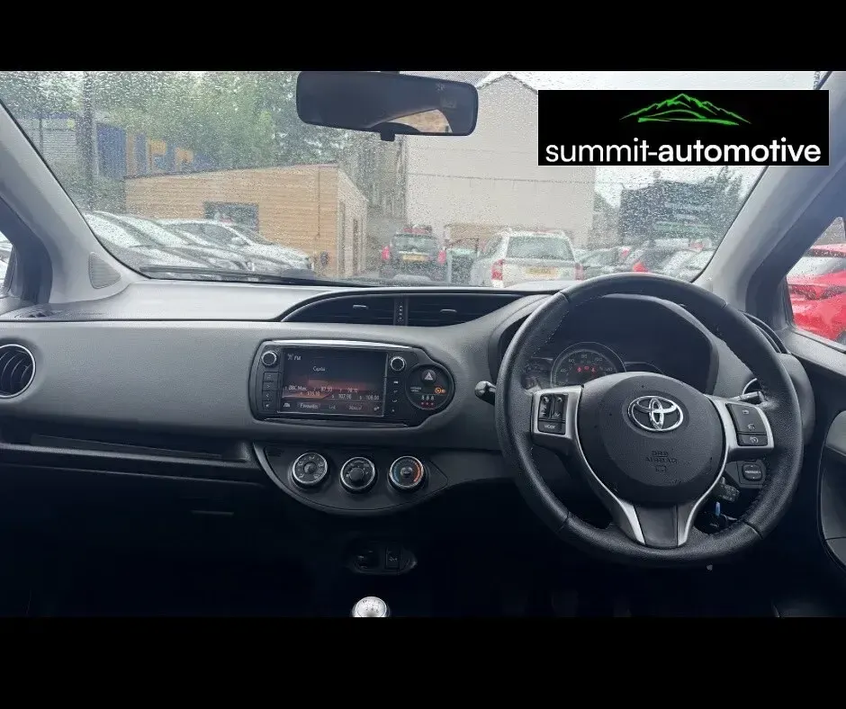 Used Toyota Yaris 99 HP (72 kW) 2016 Red Hatchback
