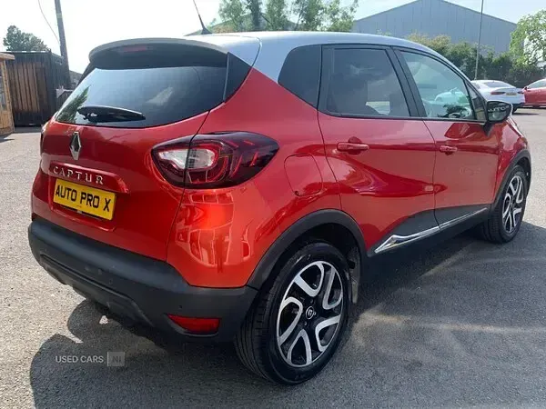 Used Renault Captur Iconic 90 HP (66 kW) 2018 Red/silver SUV