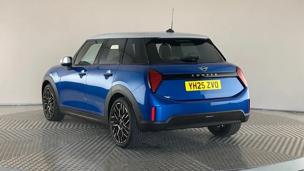 Begagnad Mini Cooper Hatch 113 kW (154 HK) 2025 Blå Halvkombi