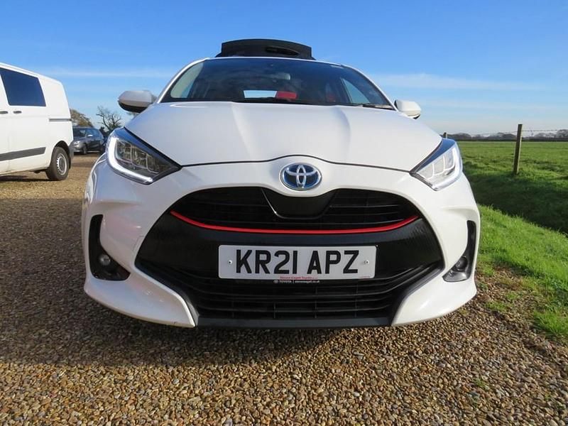Used Toyota Yaris Hybrid Design 114 HP (83 kW) 2021 White Hatchback