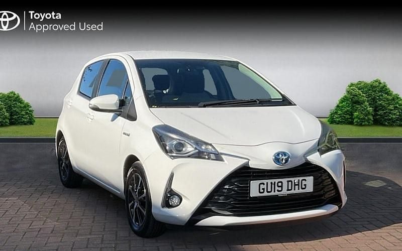 Pure white Used 2019 Toyota Yaris Hybrid Hatchback | £13,290 (Fair price) - Image 1/1