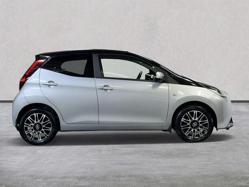 Used Toyota Aygo X-clusiv 72 HP (52 kW) 2019 Silver Hatchback