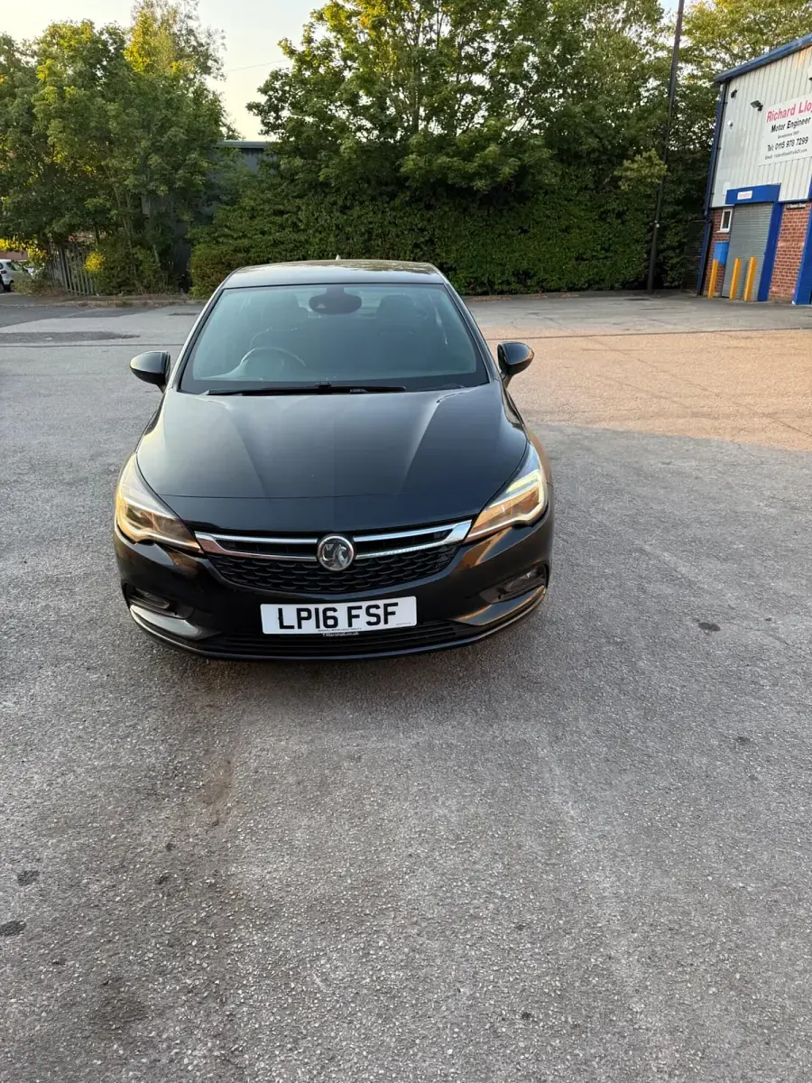 Used Vauxhall Astra SRi 136 HP (100 kW) 2016 Black Hatchback