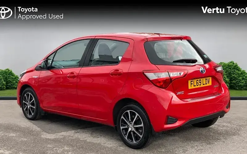Used Toyota Yaris Hybrid 101 HP (74 kW) 2019 Red Hatchback