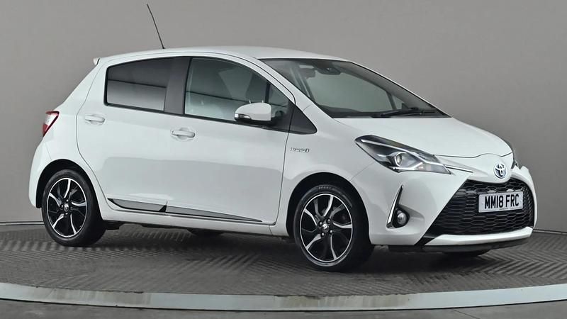 Used Toyota Yaris Hybrid Design 100 HP (73 kW) 2018 White Hatchback