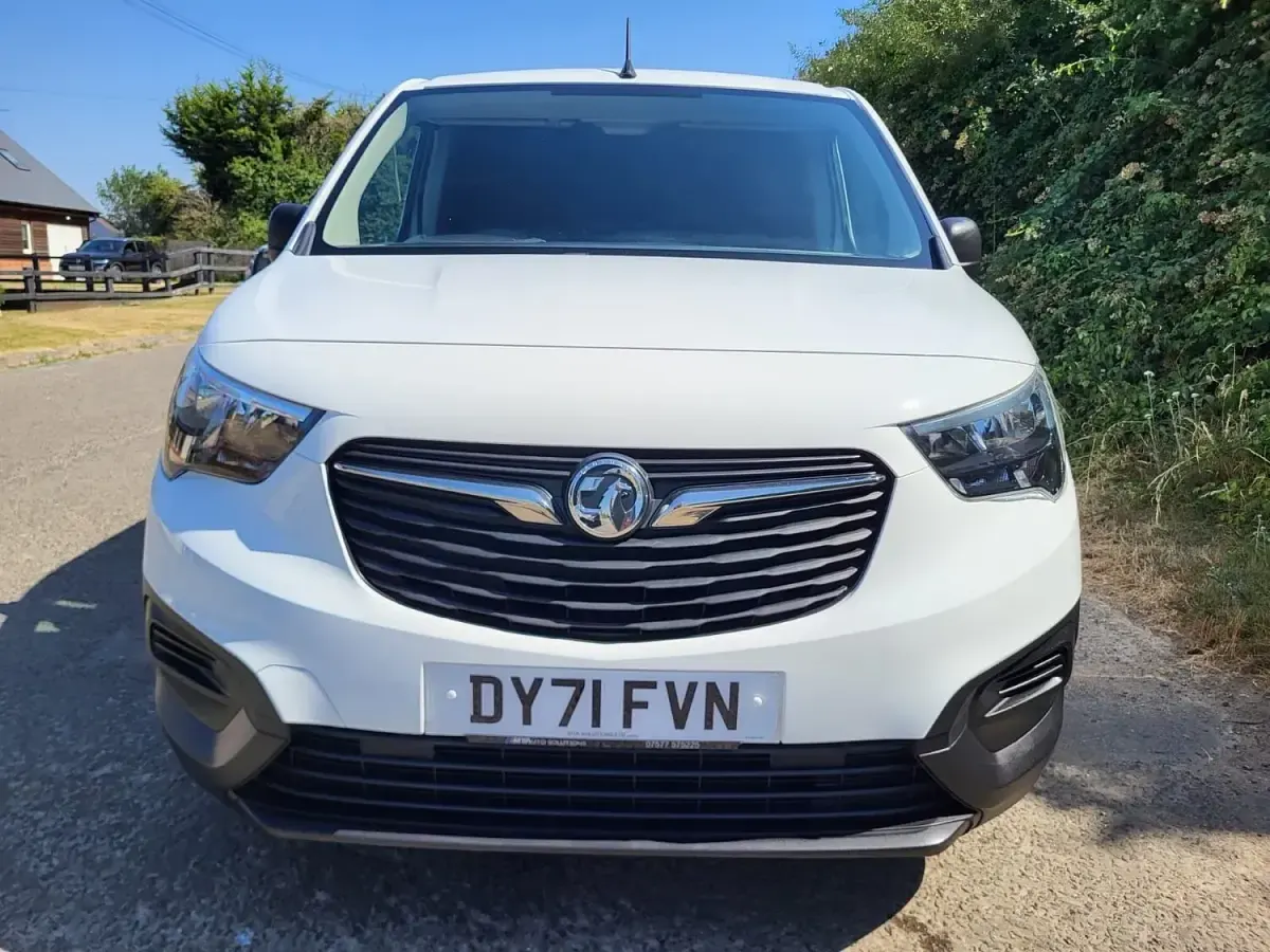 Used Vauxhall Combo 100 HP (73 kW) 2021 White MPV