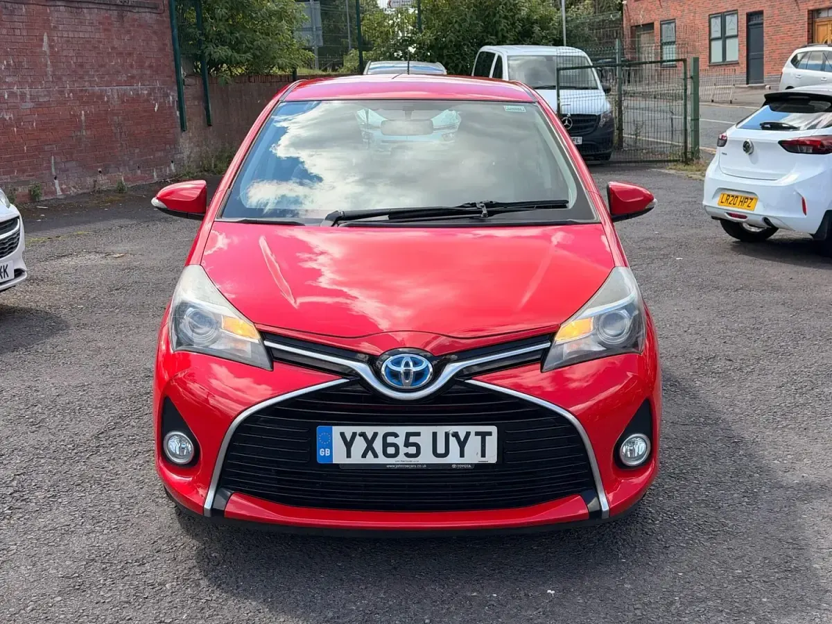 Used Toyota Yaris 101 HP (74 kW) 2015 Red Hatchback