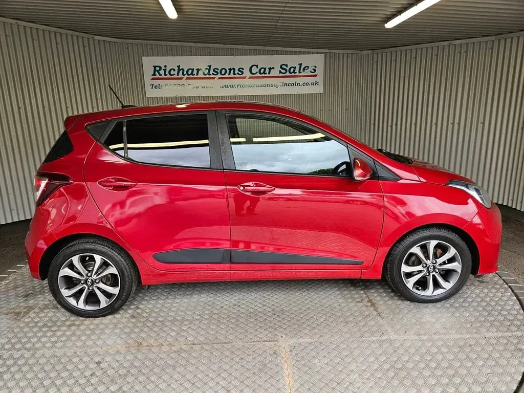 Used Hyundai i10 Premium SE 87 HP (63 kW) 2017 Red Hatchback