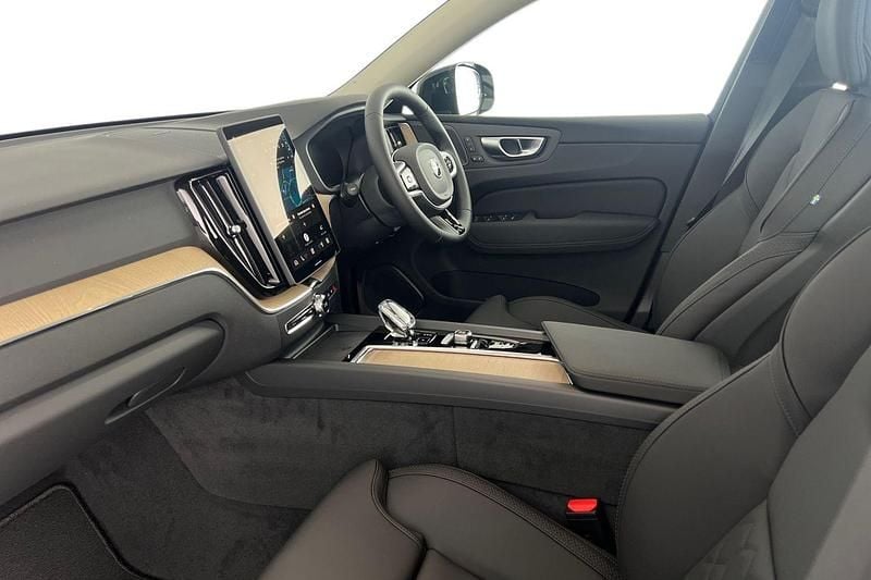 Novo Volvo XC60 Plus 350 HP (257 kW) 2026 Prateado SUV