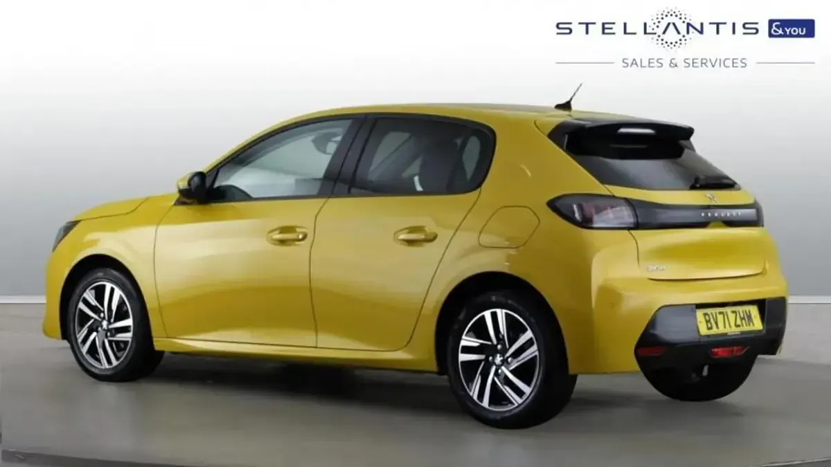 Used Peugeot 208 Allure Premium 99 HP (72 kW) 2021 Yellow Hatchback