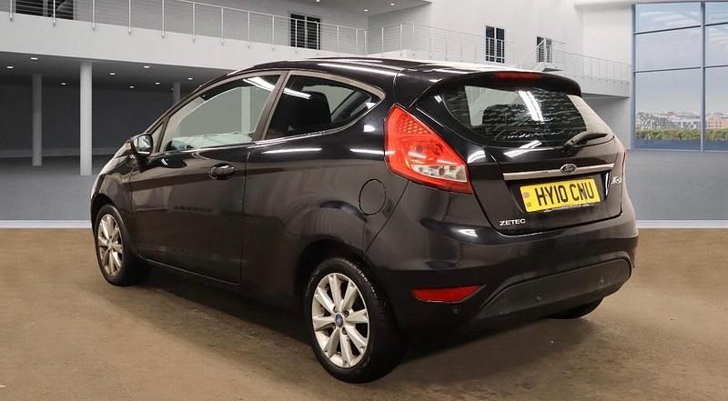 Usado Ford Fiesta Zetec 82 HP (60 kW) 2010 Preto Citadino