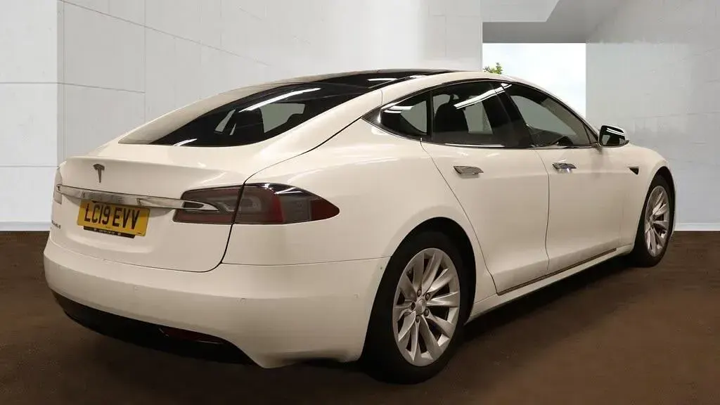 Used Tesla Model S 241 kW (328 HP) 2019 White Hatchback