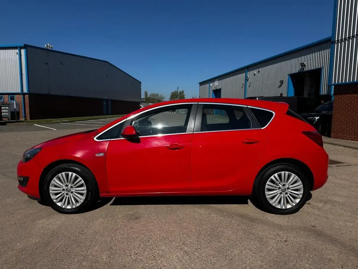 Second-hand Vauxhall Astra Excite 2015 Roșu Hatchback