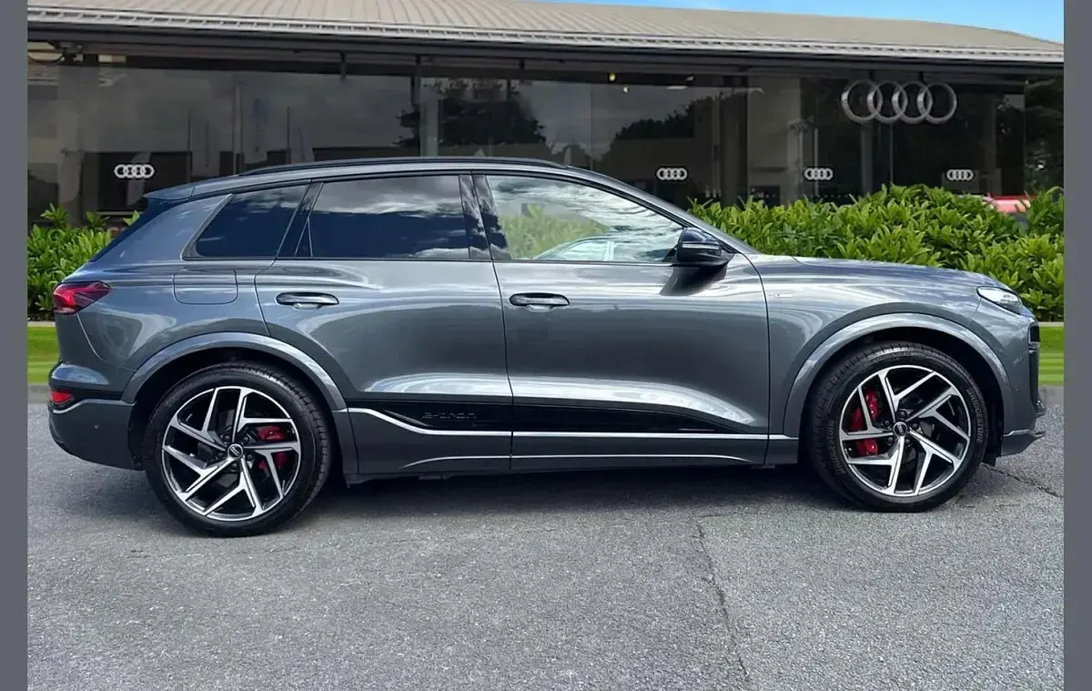 Begagnad Audi Q6 e-tron Advanced 284 kW (387 HK) 2025 Grå SUV