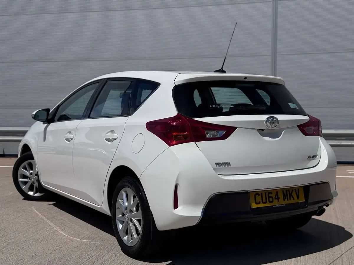 Used Toyota Auris 132 HP (97 kW) 2014 White Hatchback
