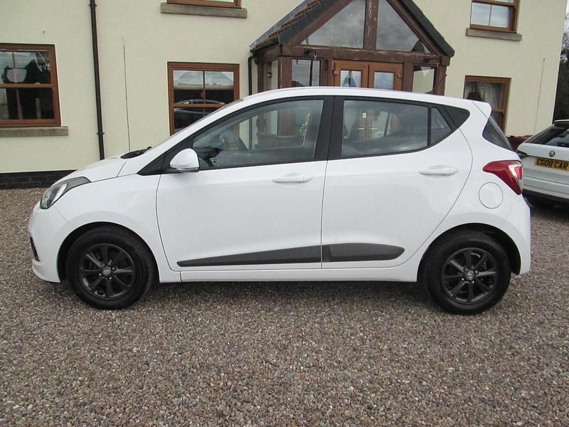 Used Hyundai i10 Premium 2015 White Hatchback