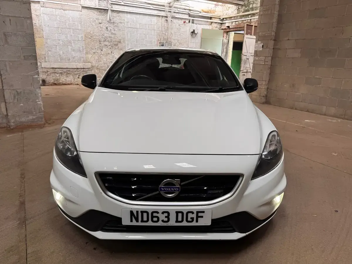 Used Volvo V40 R-Design 115 HP (84 kW) 2014 White Hatchback