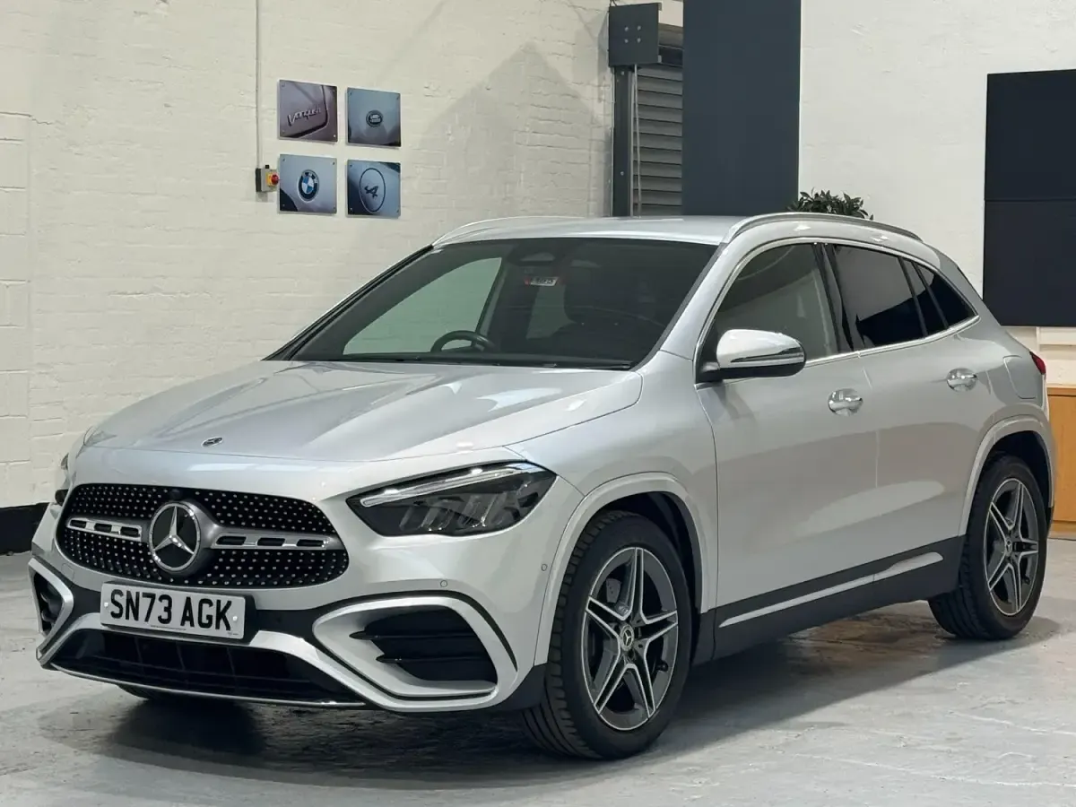 Begagnad Mercedes GLA200 Executive 150 HK (110 kW) 2024 Silver SUV