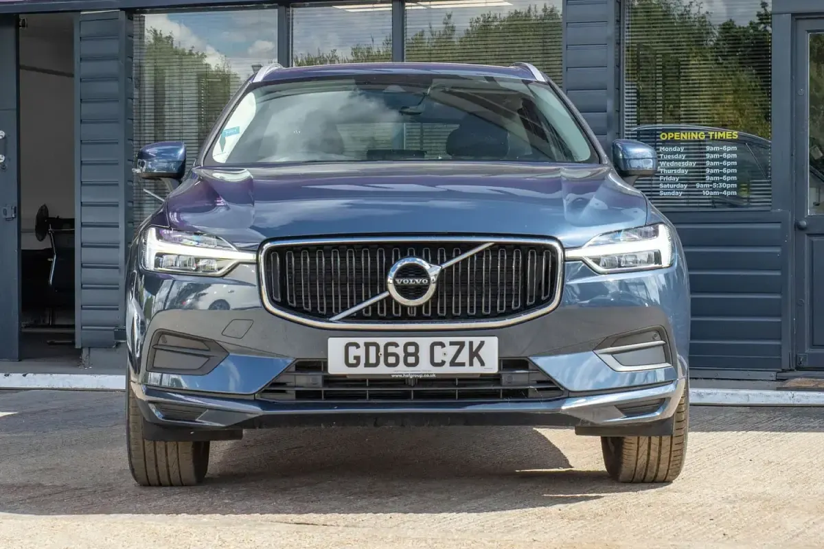 Used Volvo XC60 Momentum 190 HP (139 kW) 2019 Blue SUV